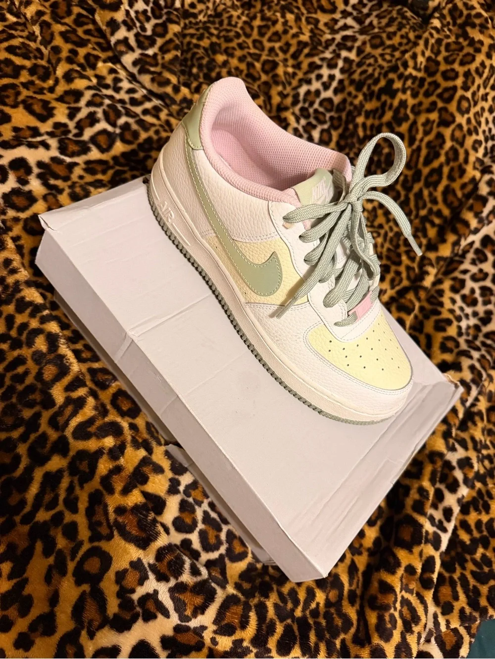 Nike Kids Low-Top Sneakers in Pale Green and Cream